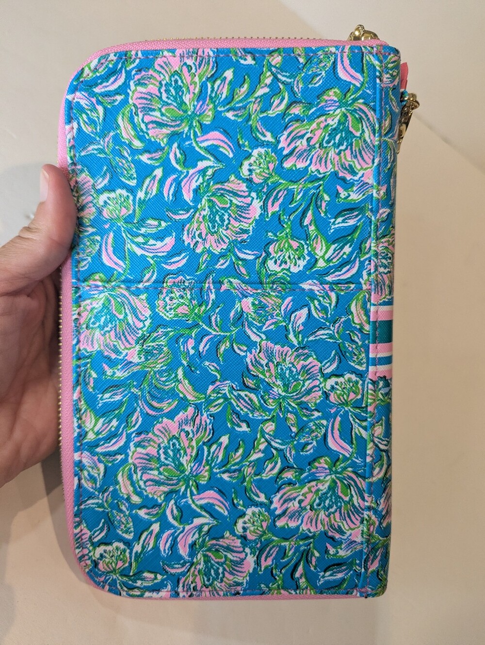 NWT Lilly Pulitzer Travel Wallet Passport Ticket Holder Wristlet Gold Hardware - Picture 5 of 11